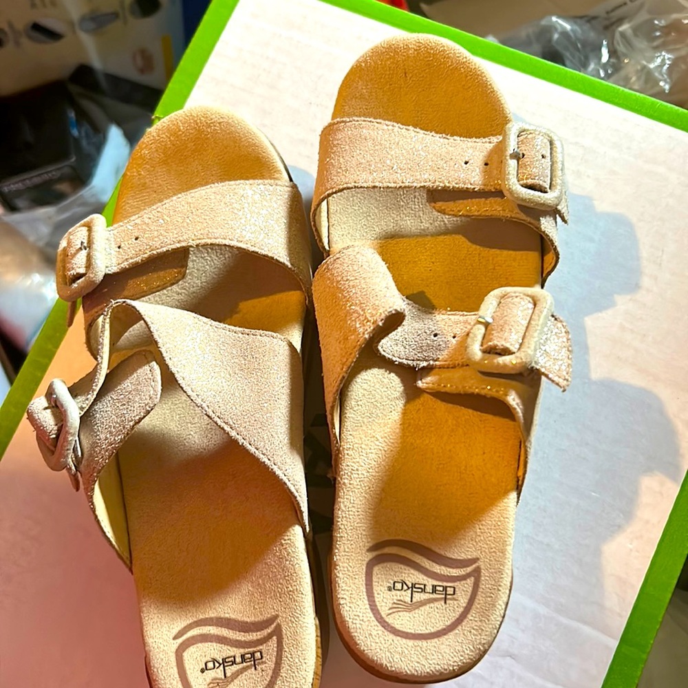 Brand new Dansko Sandals 🌹